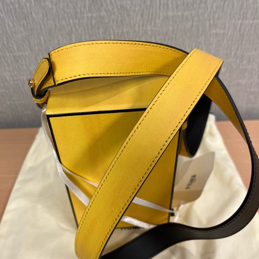 大降價 全新FENDI 紙盒硬殼皮革小包-5