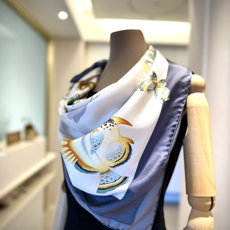 Salvatore Ferragamo 珍珠白熱帶魚方絲巾,90* 90 cm,全新-0
