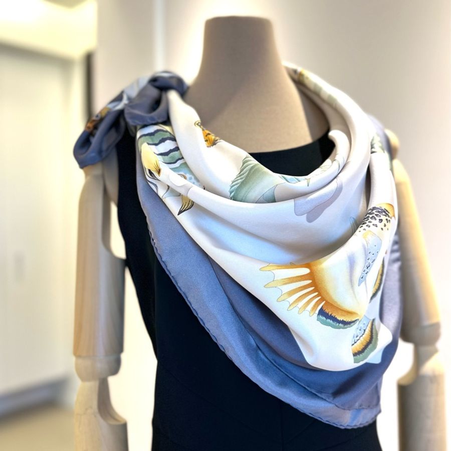 Salvatore Ferragamo 珍珠白熱帶魚方絲巾,90* 90 cm,全新-1