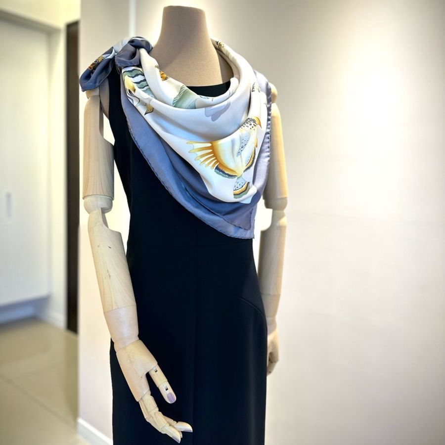 Salvatore Ferragamo 珍珠白熱帶魚方絲巾,90* 90 cm,全新-2