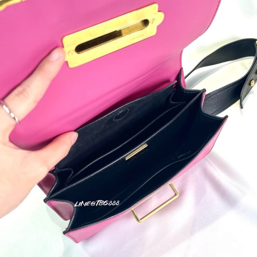 超新Prada Cahier 皮革金飾 肩背包-4