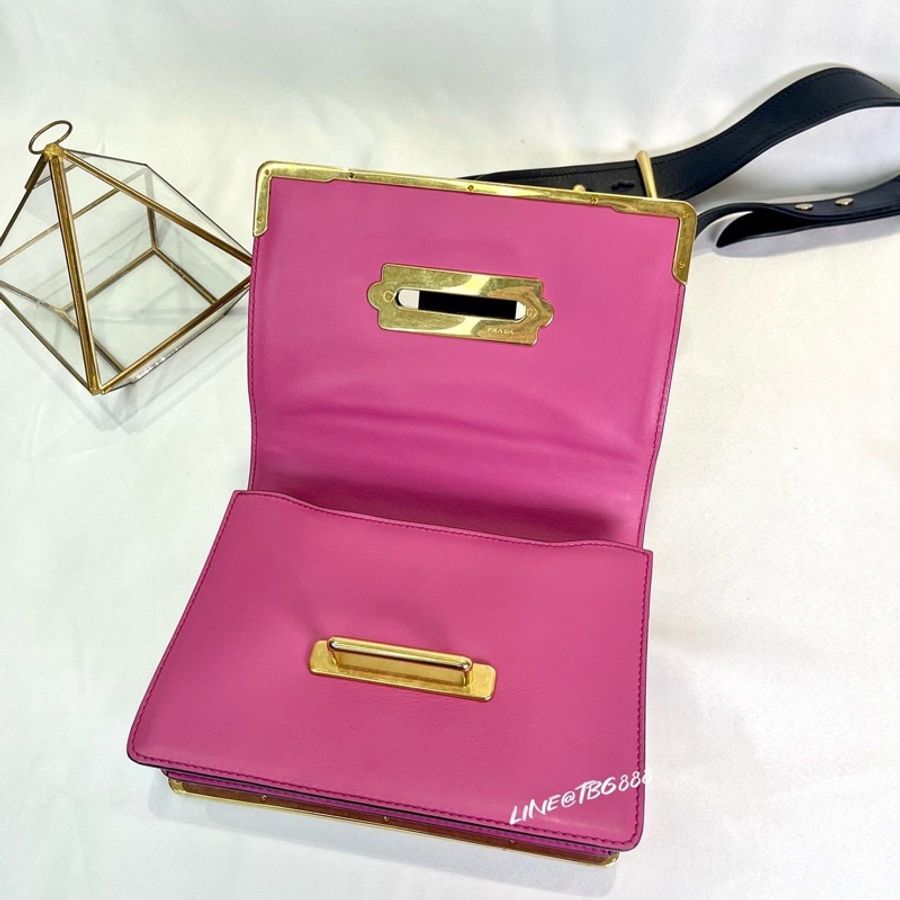 超新Prada Cahier 皮革金飾 肩背包-5