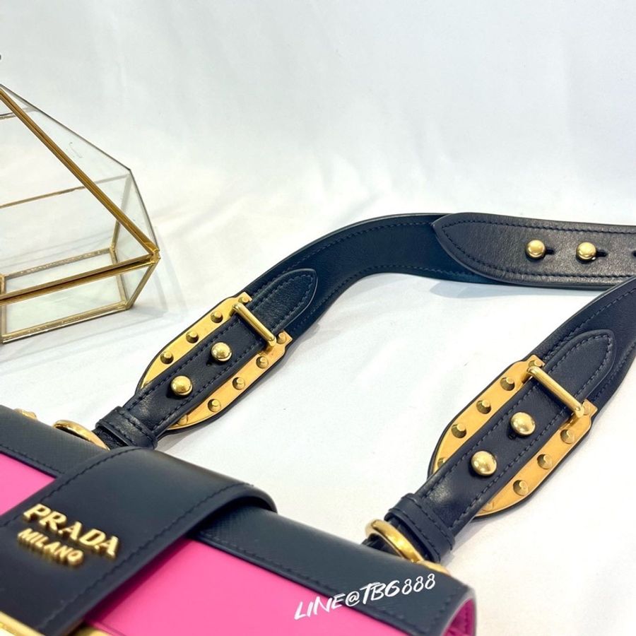 超新Prada Cahier 皮革金飾 肩背包-6