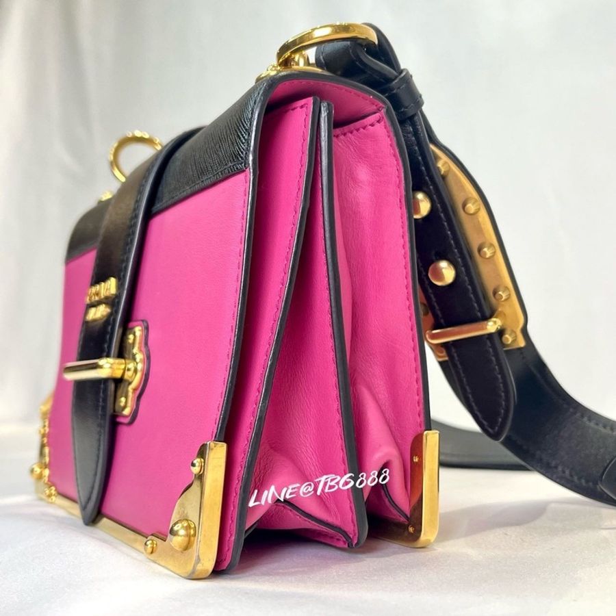 超新Prada Cahier 皮革金飾 肩背包-8