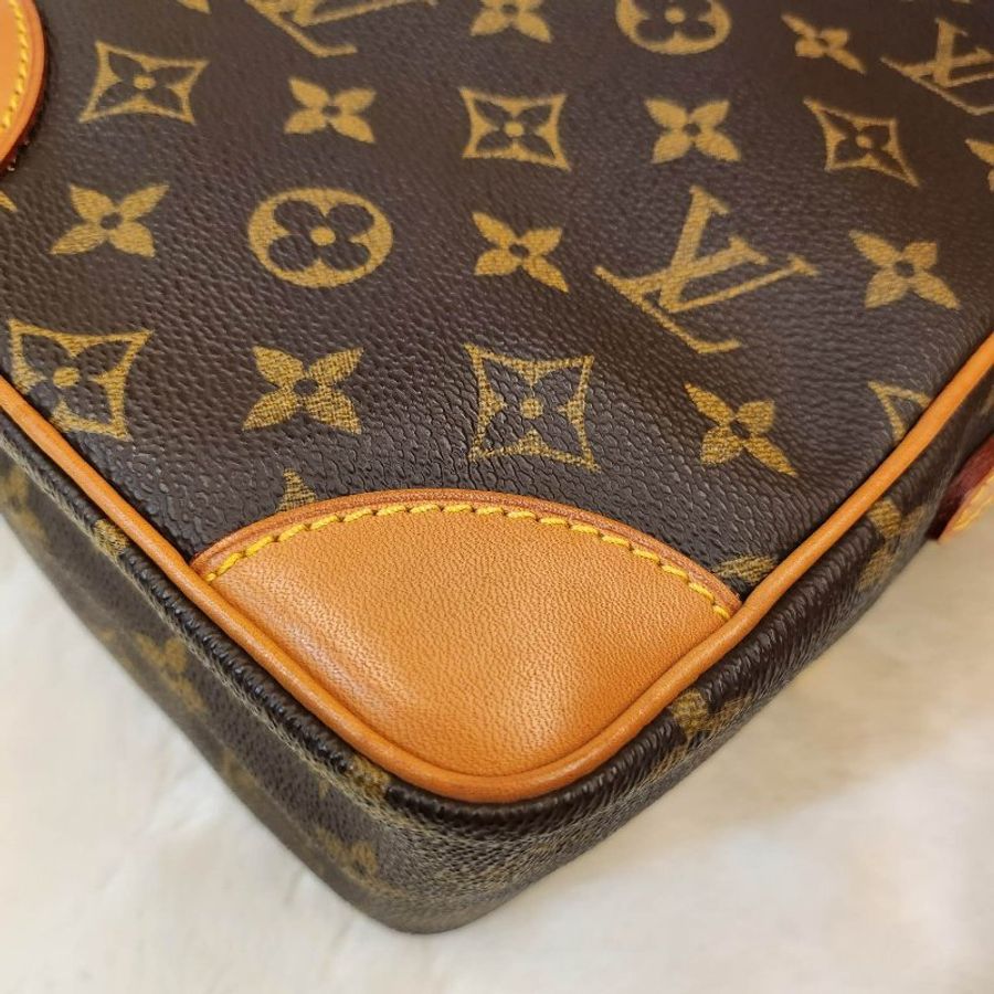 售出🎀👜曼蒂二手精品🎀👜 LV雙層相機包 LV老花經典相機包 男女通用 肩背包-3
