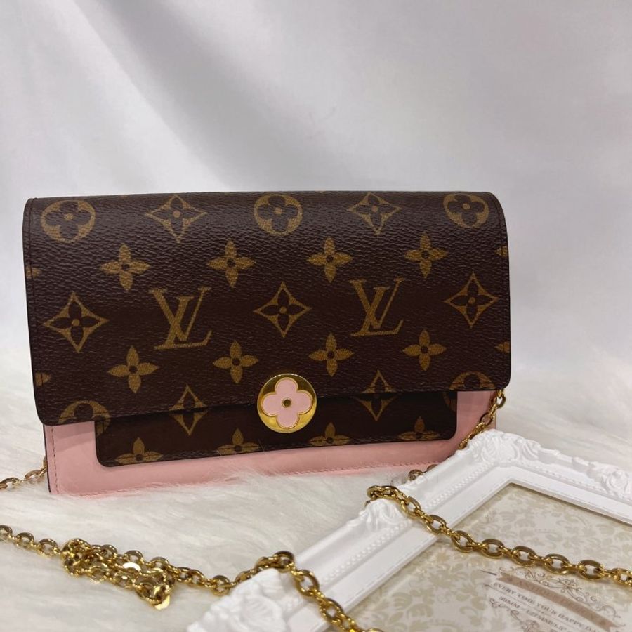 Louis Vuitton LV 老花字紋 四葉草拼粉皮 六卡WOC 斜背包/手拿包-0