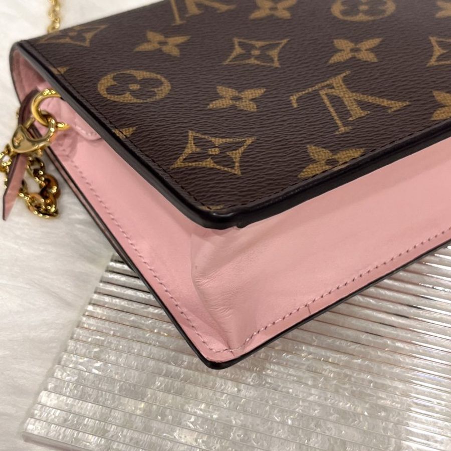 Louis Vuitton LV 老花字紋 四葉草拼粉皮 六卡WOC 斜背包/手拿包-5