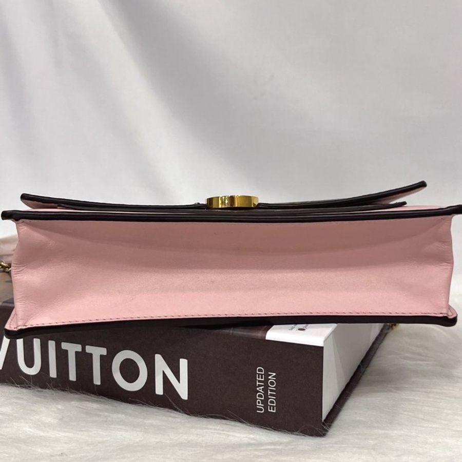 Louis Vuitton LV 老花字紋 四葉草拼粉皮 六卡WOC 斜背包/手拿包-7