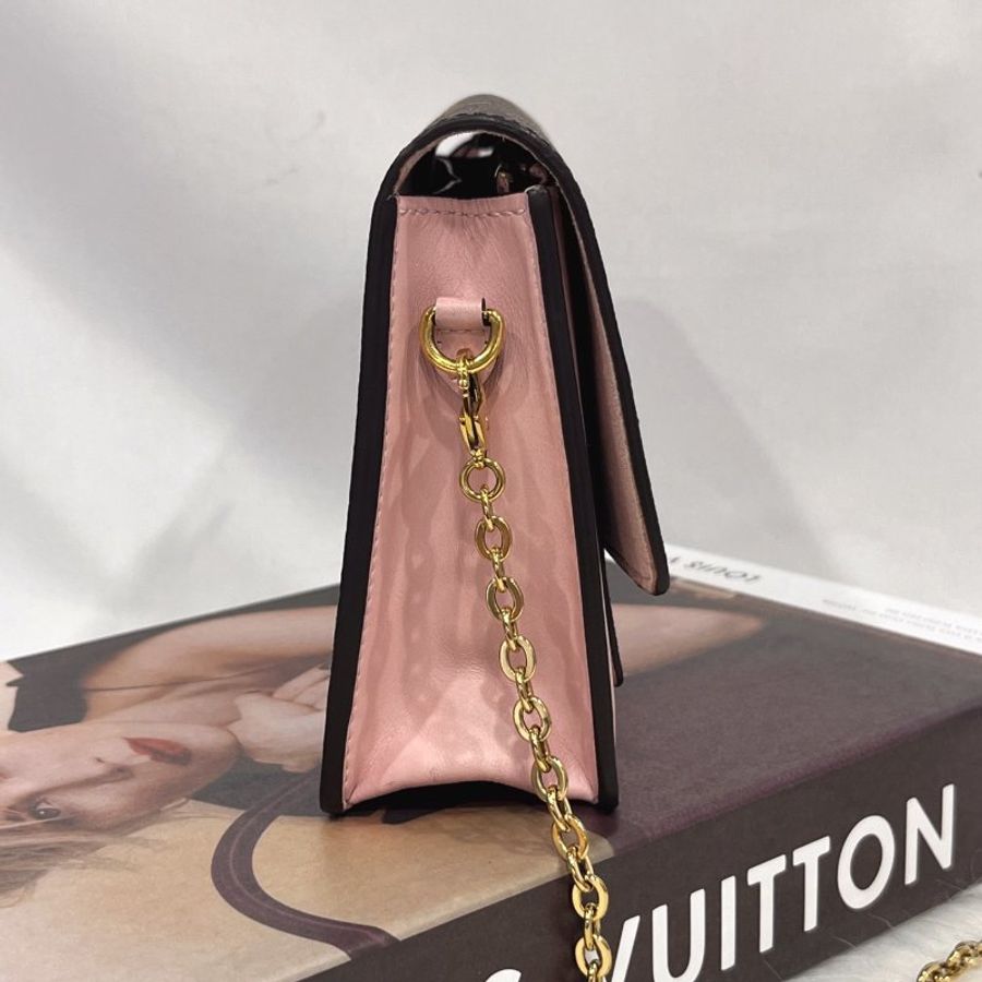 Louis Vuitton LV 老花字紋 四葉草拼粉皮 六卡WOC 斜背包/手拿包-8