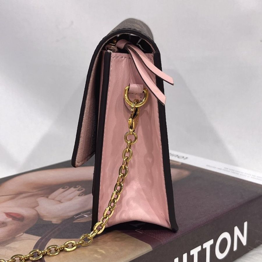 Louis Vuitton LV 老花字紋 四葉草拼粉皮 六卡WOC 斜背包/手拿包-9