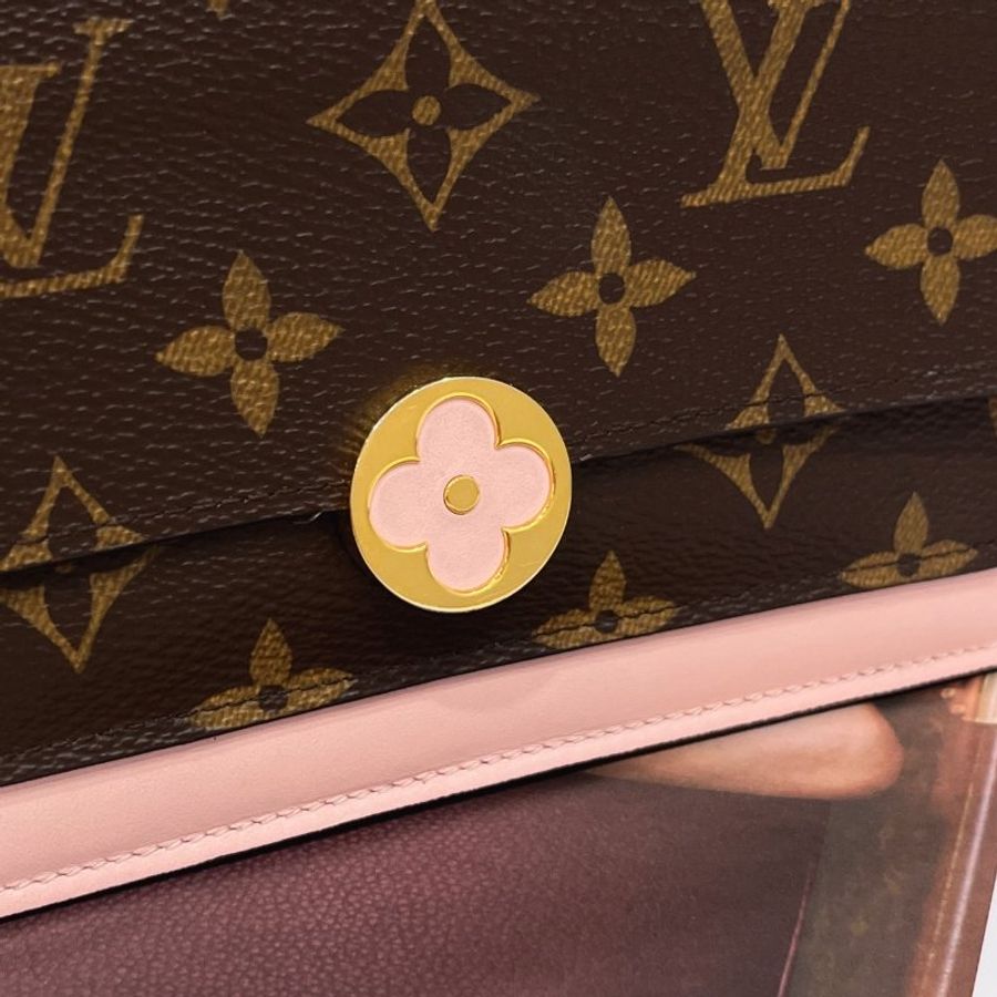 Louis Vuitton LV 老花字紋 四葉草拼粉皮 六卡WOC 斜背包/手拿包-10