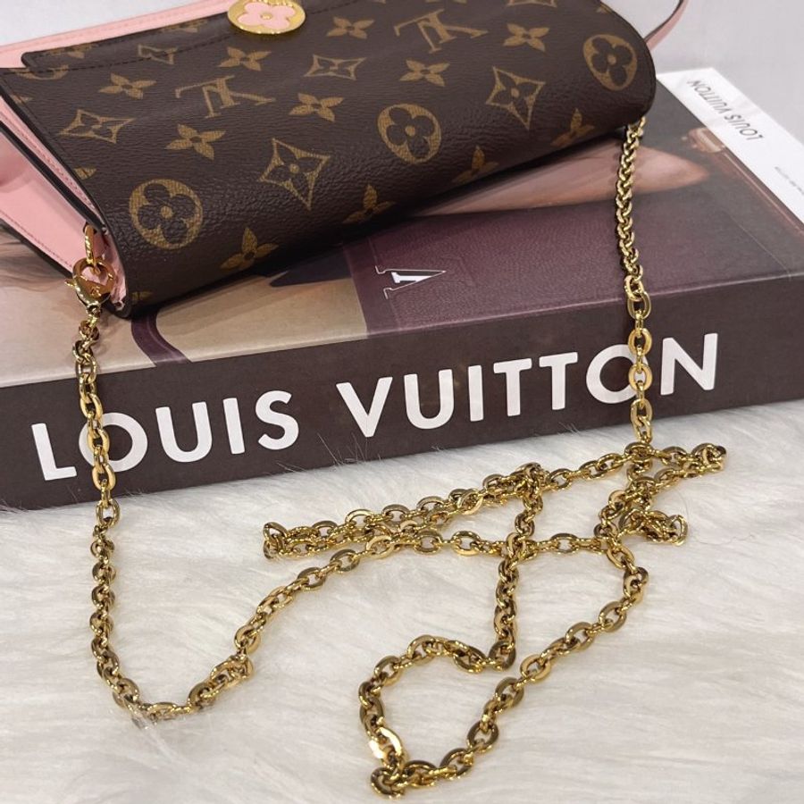 Louis Vuitton LV 老花字紋 四葉草拼粉皮 六卡WOC 斜背包/手拿包-11