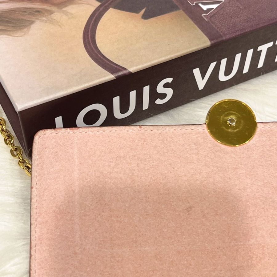 Louis Vuitton LV 老花字紋 四葉草拼粉皮 六卡WOC 斜背包/手拿包-13
