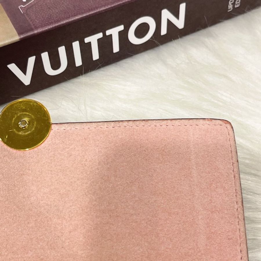 Louis Vuitton LV 老花字紋 四葉草拼粉皮 六卡WOC 斜背包/手拿包-14