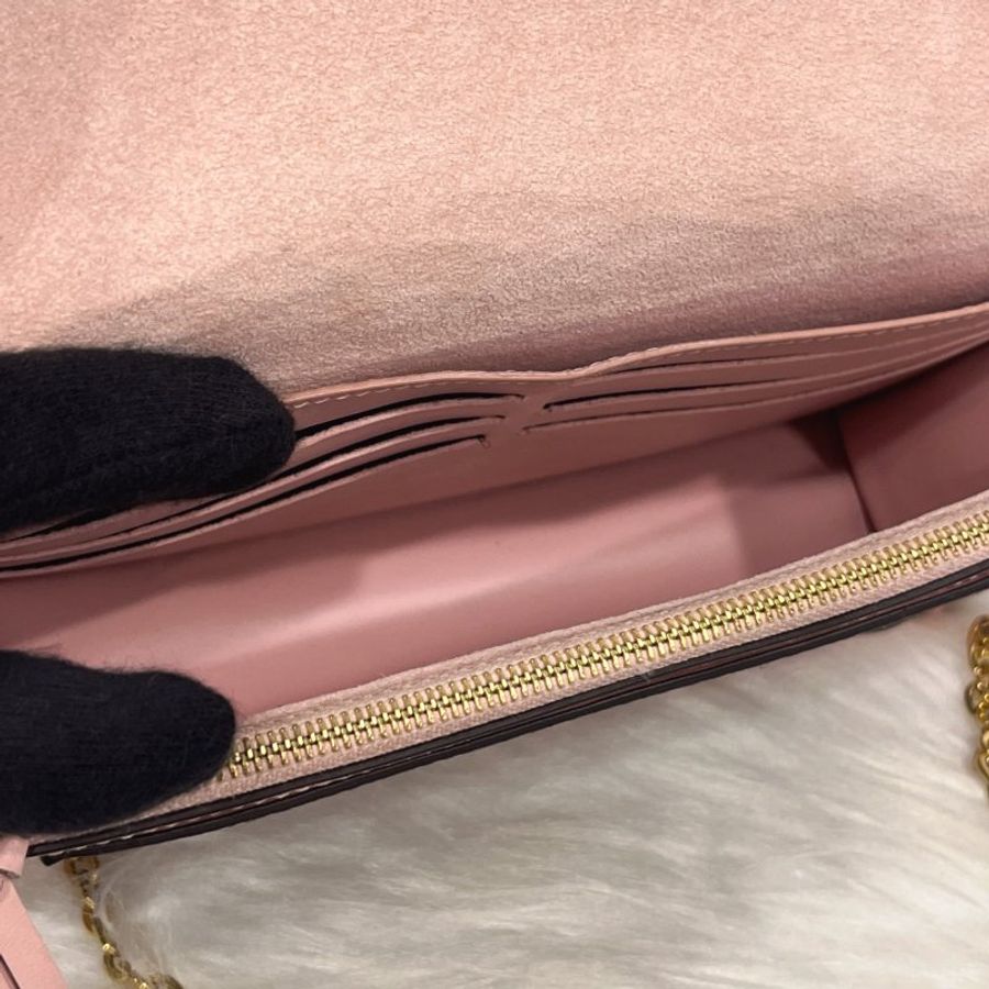 Louis Vuitton LV 老花字紋 四葉草拼粉皮 六卡WOC 斜背包/手拿包-15
