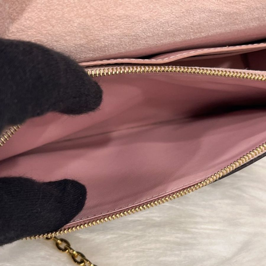 Louis Vuitton LV 老花字紋 四葉草拼粉皮 六卡WOC 斜背包/手拿包-16