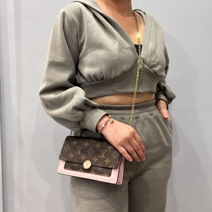 Louis Vuitton LV 老花字紋 四葉草拼粉皮 六卡WOC 斜背包/手拿包-17