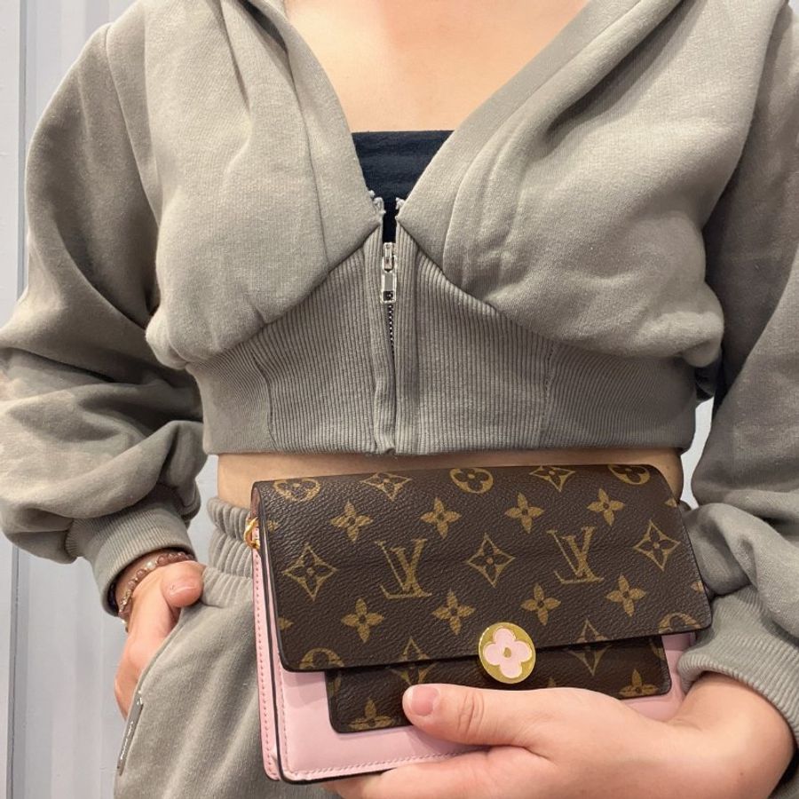 Louis Vuitton LV 老花字紋 四葉草拼粉皮 六卡WOC 斜背包/手拿包-18