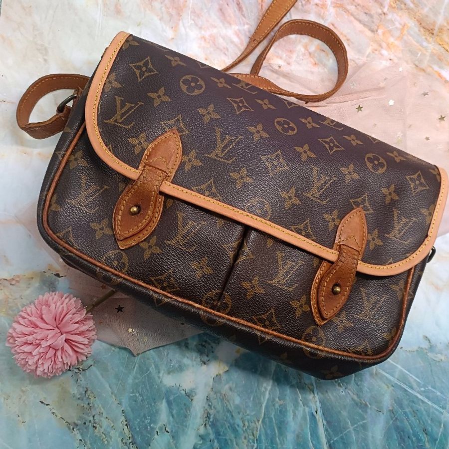 LV M42247 Gibeciere MM斜肩背包 經典字紋掀蓋雙口袋斜揹書包-5