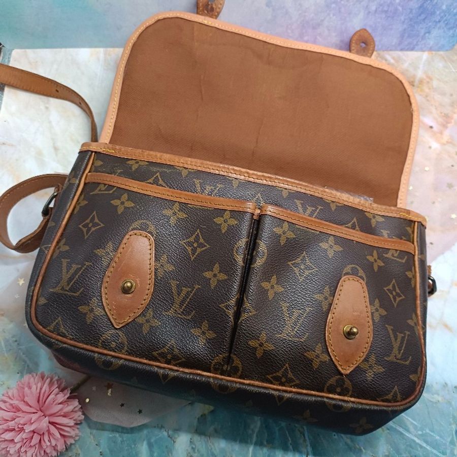 LV M42247 Gibeciere MM斜肩背包 經典字紋掀蓋雙口袋斜揹書包-6