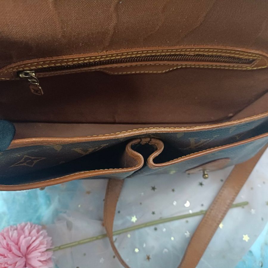 LV M42247 Gibeciere MM斜肩背包 經典字紋掀蓋雙口袋斜揹書包-8