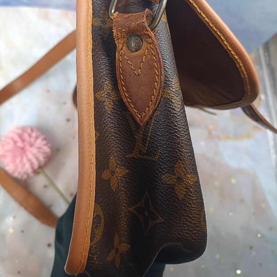 LV M42247 Gibeciere MM斜肩背包 經典字紋掀蓋雙口袋斜揹書包-10