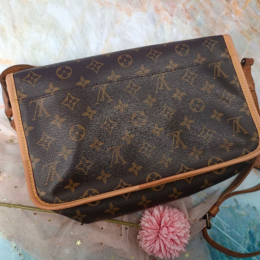 LV M42247 Gibeciere MM斜肩背包 經典字紋掀蓋雙口袋斜揹書包-13