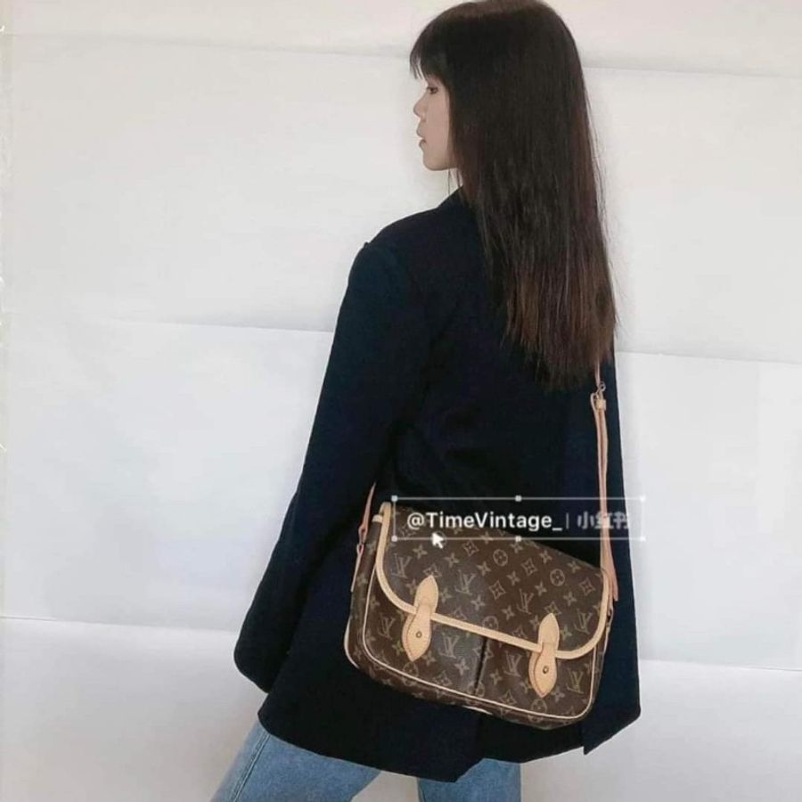 LV M42247 Gibeciere MM斜肩背包 經典字紋掀蓋雙口袋斜揹書包-7