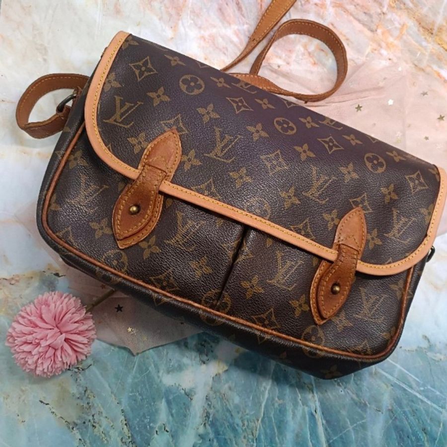 LV M42247 Gibeciere MM斜肩背包 經典字紋掀蓋雙口袋斜揹書包-0