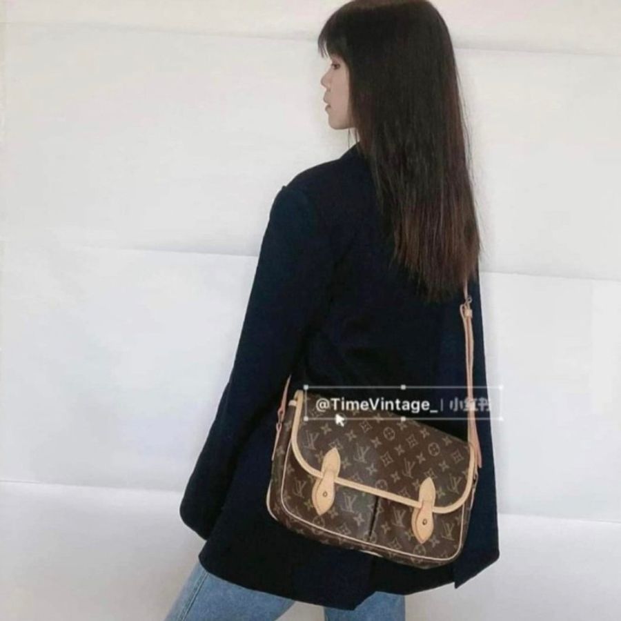 LV M42247 Gibeciere MM斜肩背包 經典字紋掀蓋雙口袋斜揹書包-2