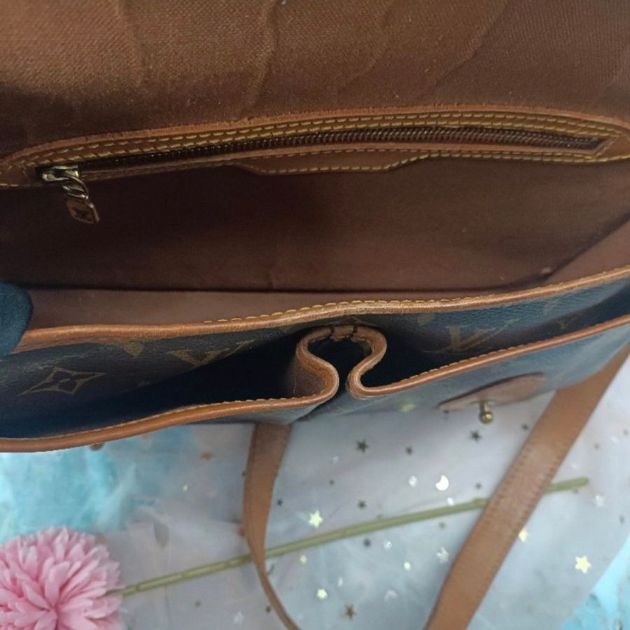 LV M42247 Gibeciere MM斜肩背包 經典字紋掀蓋雙口袋斜揹書包-3