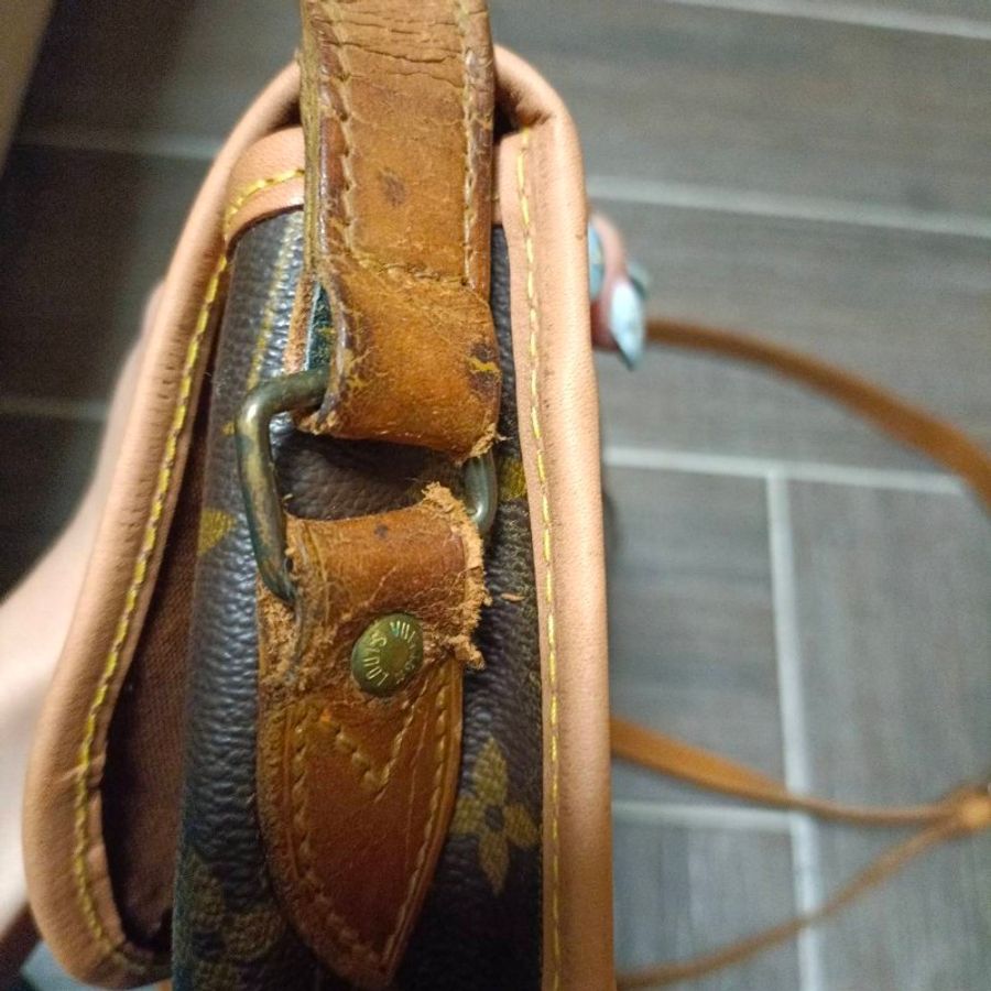 LV M42247 Gibeciere MM斜肩背包 經典字紋掀蓋雙口袋斜揹書包-22