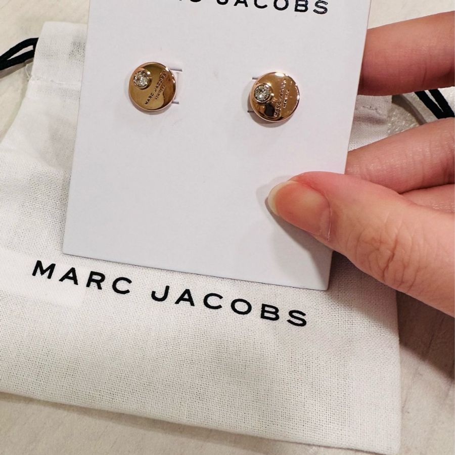 MARC JACOBS 金屬logo圓牌水鑽裝飾耳針式耳環(玫瑰金色)-2
