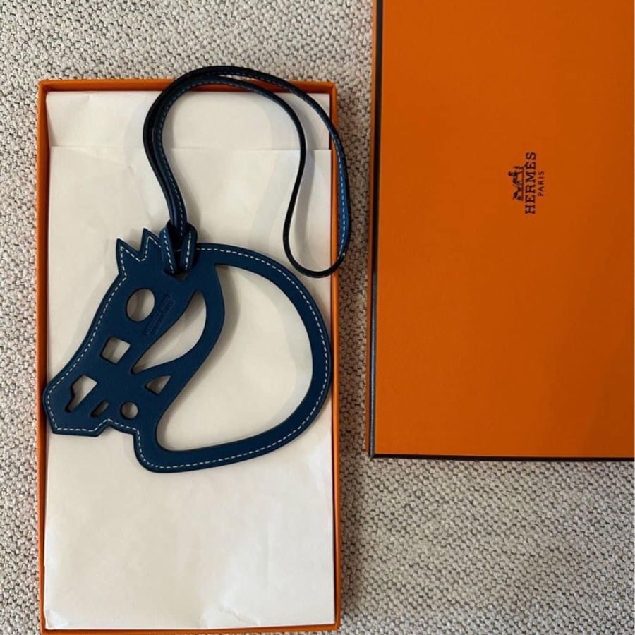 保證真品~~HERMES 全新 閒置品 愛馬仕 超美 牛皮皮革 鏤空 馬頭 吊飾 掛飾-0