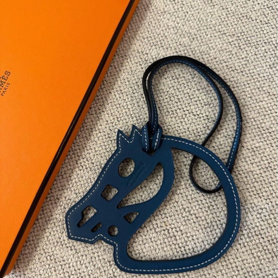 保證真品~~HERMES 全新 閒置品 愛馬仕 超美 牛皮皮革 鏤空 馬頭 吊飾 掛飾-2