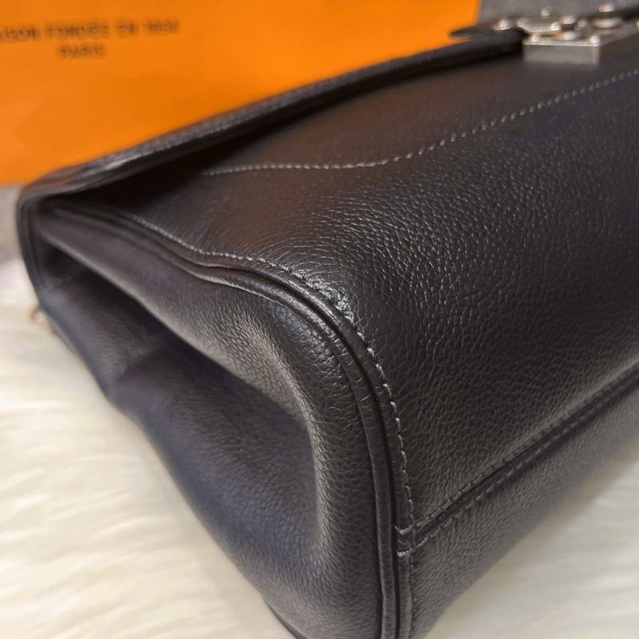 Louis Vuitton LV 黑色 全皮壓紋 鉚釘肩背鍊包/斜背包-2