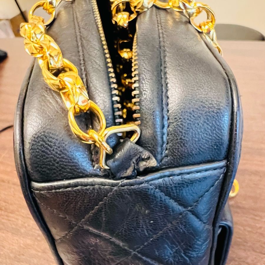 稀有香奈兒vintage18公分黑金雕花鏈流蘇相機包-34