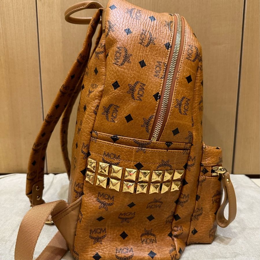 MCM正品焦糖棕後背包-8成新-長40寬33(內裏保存良好,沒有髒污)可放15吋筆電-原價三萬多-1