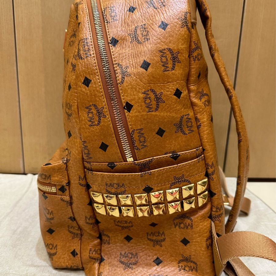 MCM正品焦糖棕後背包-8成新-長40寬33(內裏保存良好,沒有髒污)可放15吋筆電-原價三萬多-2
