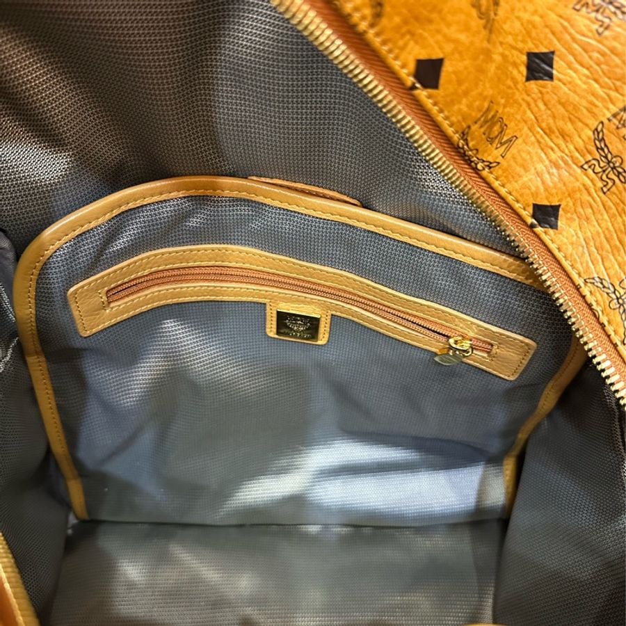 MCM正品焦糖棕後背包-8成新-長40寬33(內裏保存良好,沒有髒污)可放15吋筆電-原價三萬多-4