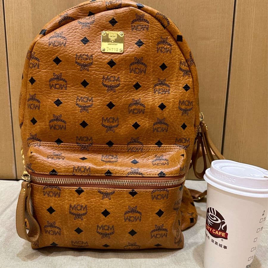 MCM正品焦糖棕後背包-8成新-長40寬33(內裏保存良好,沒有髒污)可放15吋筆電-原價三萬多-8