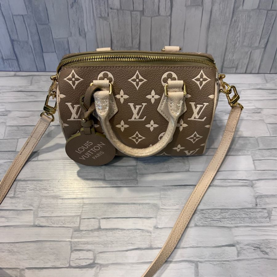 LV speedy 撞色 雙色bandoulière 20 手提包 斜背包 九成新 正常使用痕跡 都有拍出來 目前櫃上售價近10萬 割愛 69800❤️❤️❤️➕ 尺寸長20寬12高13cm 附背帶、鎖頭、防塵套、🖤🖤🖤-4