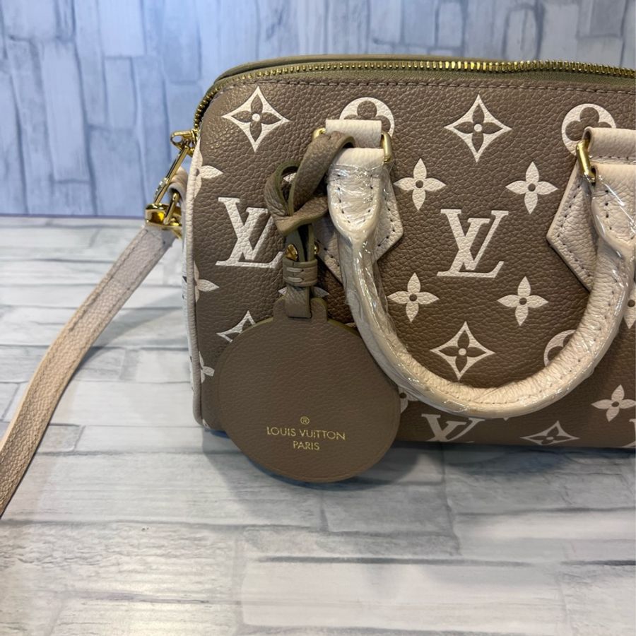 LV speedy 撞色 雙色bandoulière 20 手提包 斜背包 九成新 正常使用痕跡 都有拍出來 目前櫃上售價近10萬 割愛 69800❤️❤️❤️➕ 尺寸長20寬12高13cm 附背帶、鎖頭、防塵套、🖤🖤🖤-5