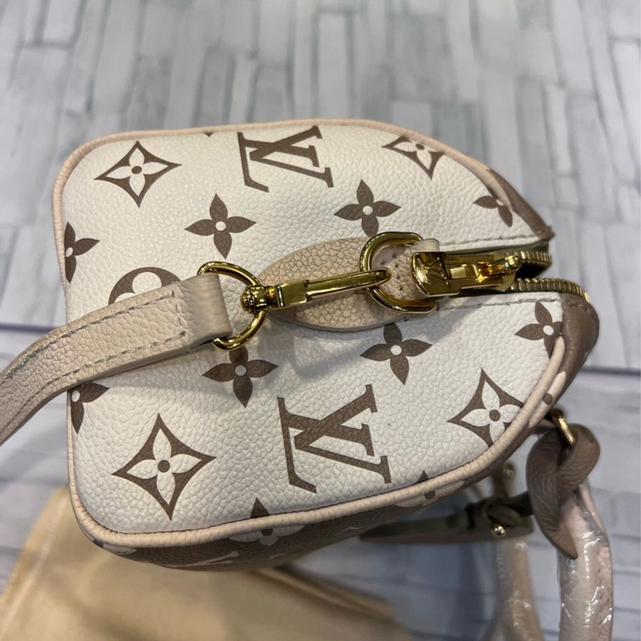 LV speedy 撞色 雙色bandoulière 20 手提包 斜背包 九成新 正常使用痕跡 都有拍出來 目前櫃上售價近10萬 割愛 69800❤️❤️❤️➕ 尺寸長20寬12高13cm 附背帶、鎖頭、防塵套、🖤🖤🖤-9