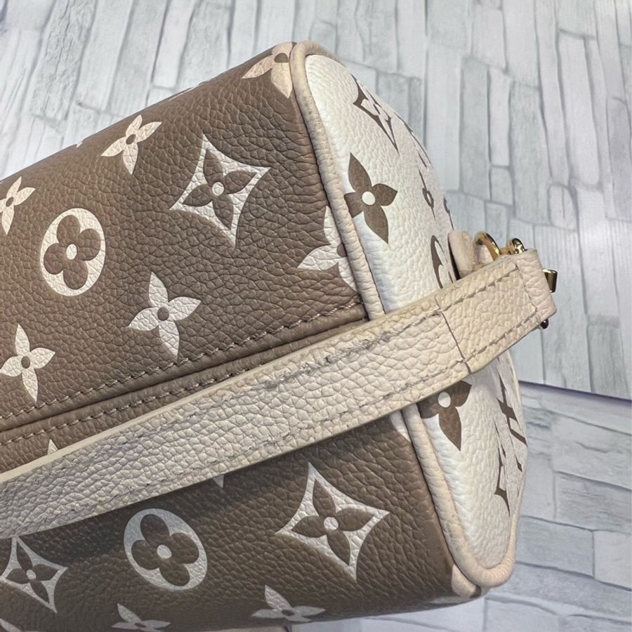 LV speedy 撞色 雙色bandoulière 20 手提包 斜背包 九成新 正常使用痕跡 都有拍出來 目前櫃上售價近10萬 割愛 69800❤️❤️❤️➕ 尺寸長20寬12高13cm 附背帶、鎖頭、防塵套、🖤🖤🖤-10