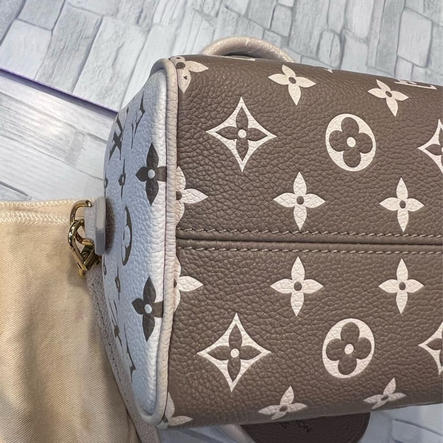LV speedy 撞色 雙色bandoulière 20 手提包 斜背包 九成新 正常使用痕跡 都有拍出來 目前櫃上售價近10萬 割愛 69800❤️❤️❤️➕ 尺寸長20寬12高13cm 附背帶、鎖頭、防塵套、🖤🖤🖤-11
