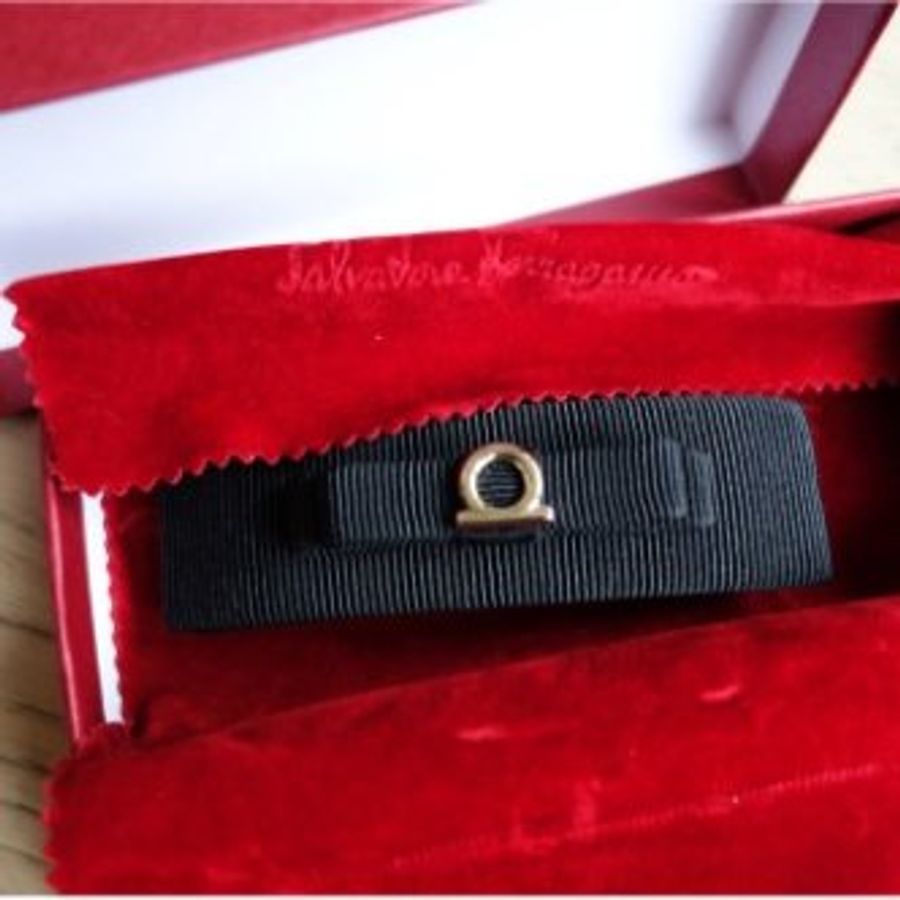 二手 近全新 Salvatore Ferragamo 蝴蝶結 髮夾 100%真品 銀扣黑色 專櫃原價都是6600起跳-1