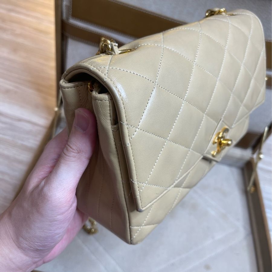 出清‼️CHANEL vintage coco金釦奶茶色菱格口蓋包-3