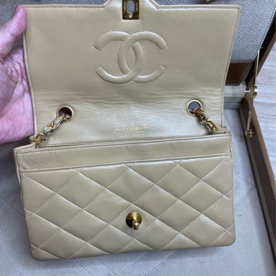 出清‼️CHANEL vintage coco金釦奶茶色菱格口蓋包-12