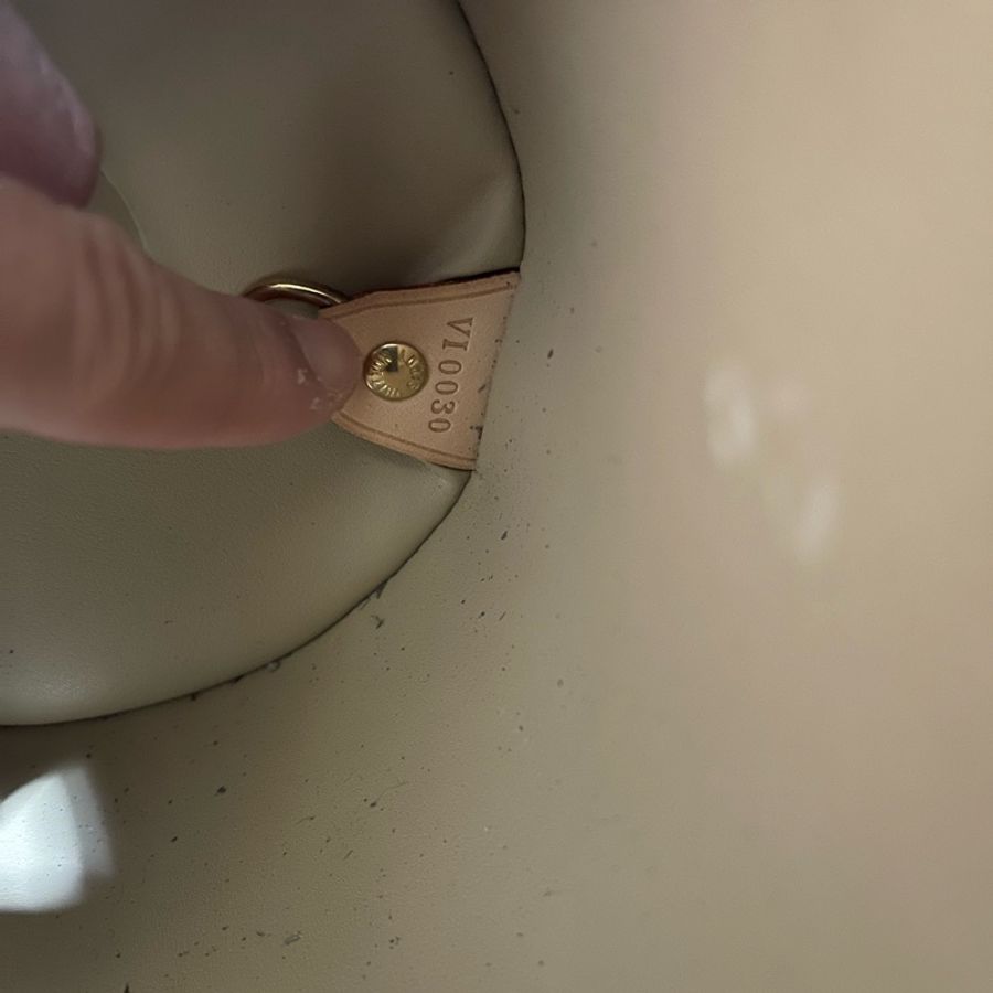 LV壓紋圓筒包-11